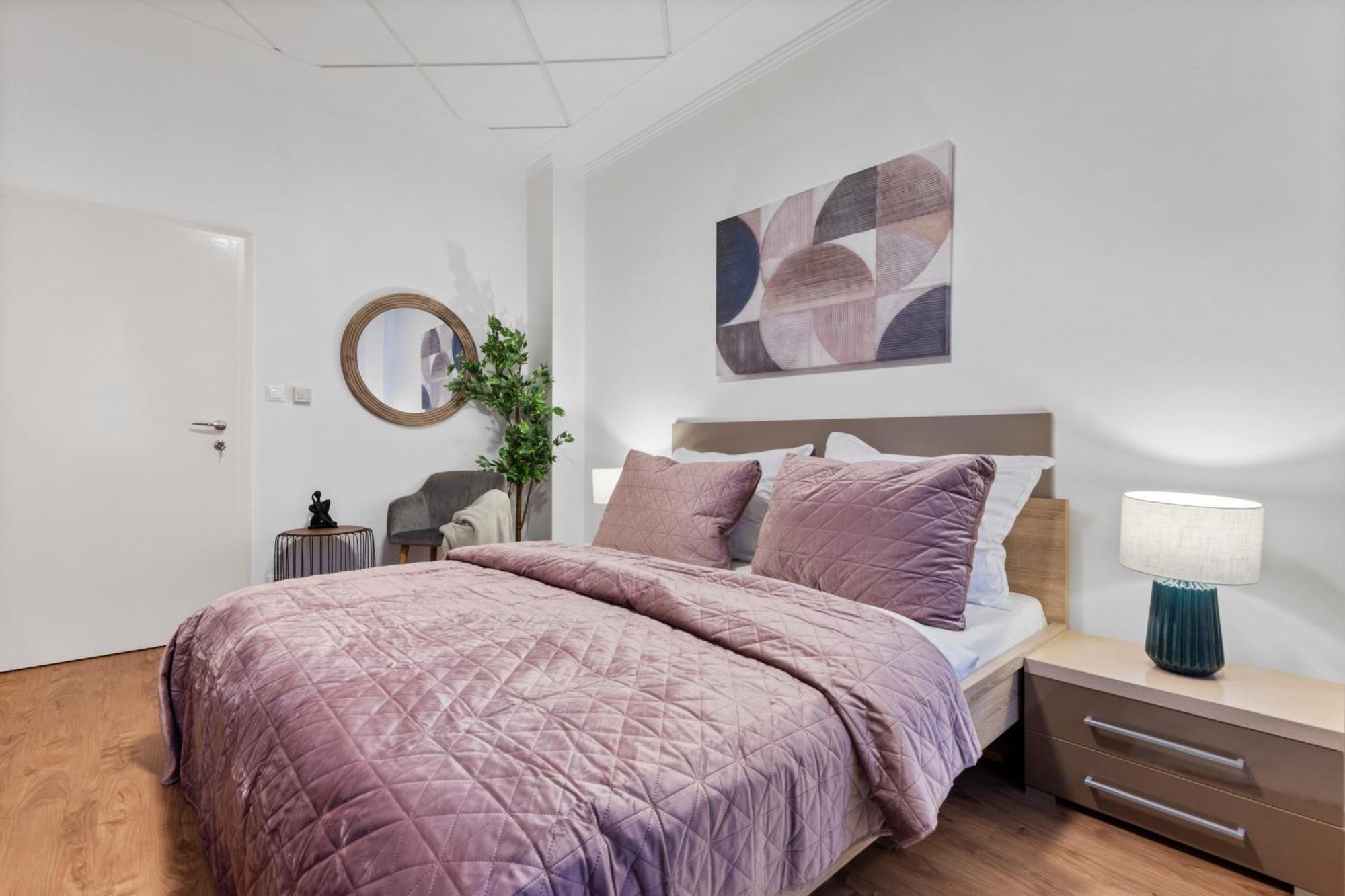 דירות ברטיסלאבה Luxe Living At Old Town Center מראה חיצוני תמונה